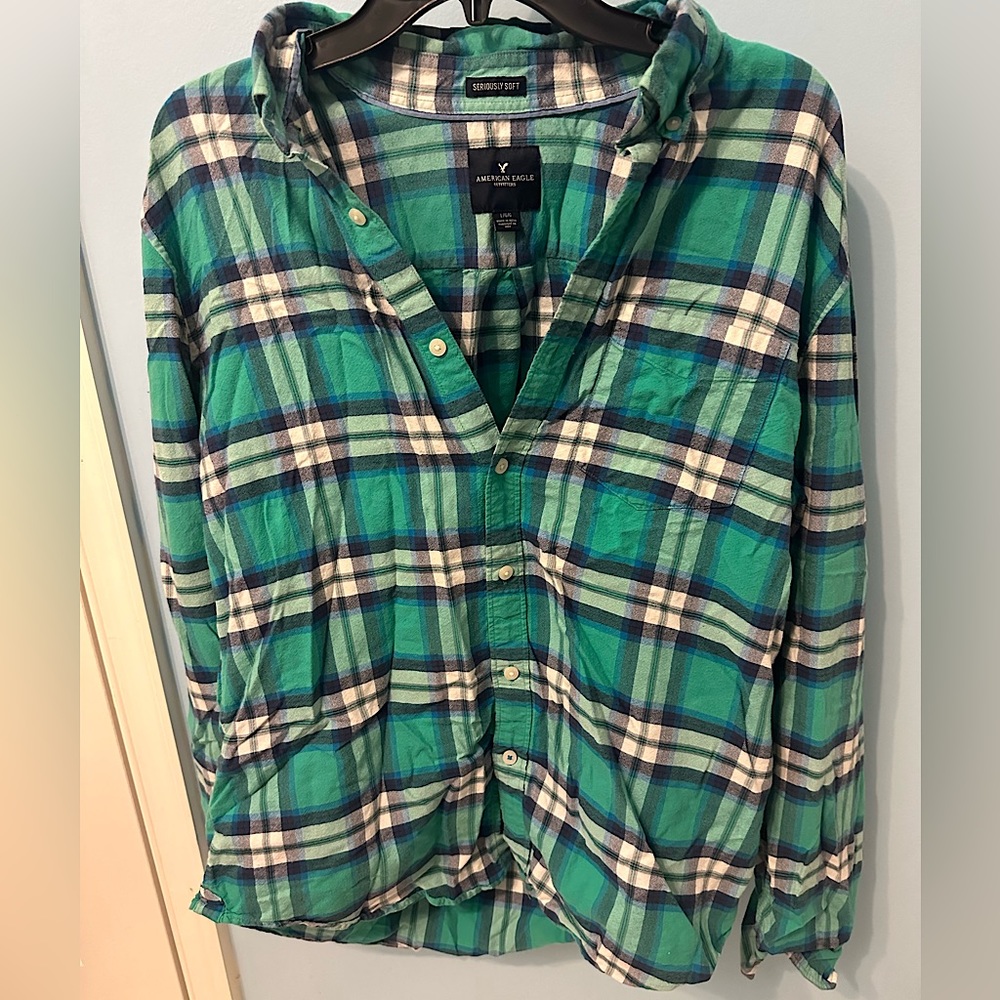 American Eagle BARELY worn flannel. CAN BE STEAMED PRIOR TO SHIPPING.